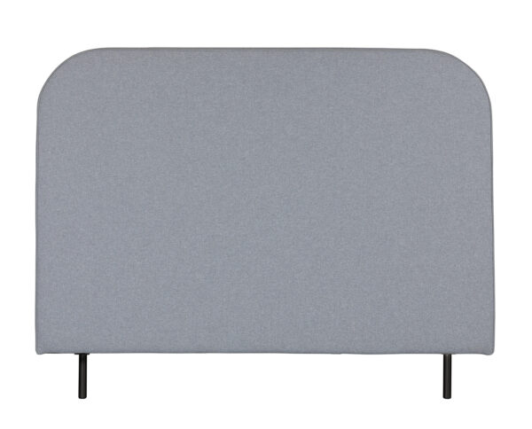 Elegantt sengeramme i gråt stof, designet til komfort og stil, perfekt til tilpassede soveværelser. Fremstillet af førende snedkere med fokus på kvalitet og holdbarhed.