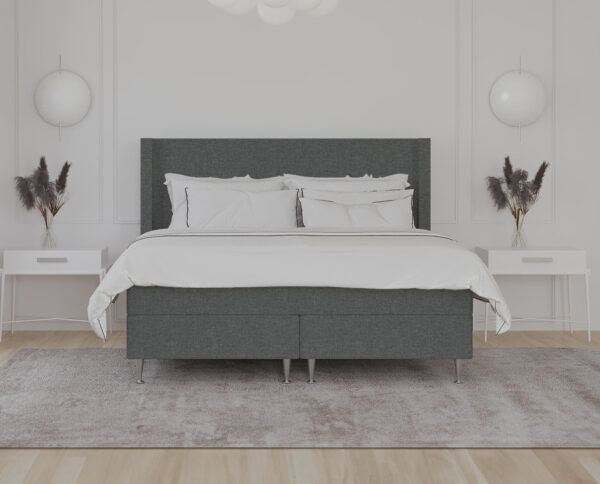 Eksklusivt soveværelsesdesign med specialfremstillet sengetræ og moderne belysning, perfekt til fornyelse og komfort. Høj kvalitets håndlavet seng fra Sengesnedkeren.