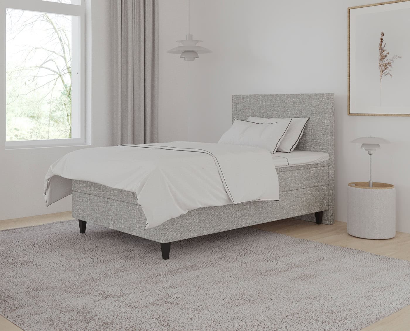 Renseriedes træ-sengeramme i minimalistisk soveværelse med hvidt sengetøj, naturligt lys, moderne design, skandinavisk stil, komfort, elegance, kvalitetsmøbler, sengerammer efter mål, sengeredskaber, håndværk.