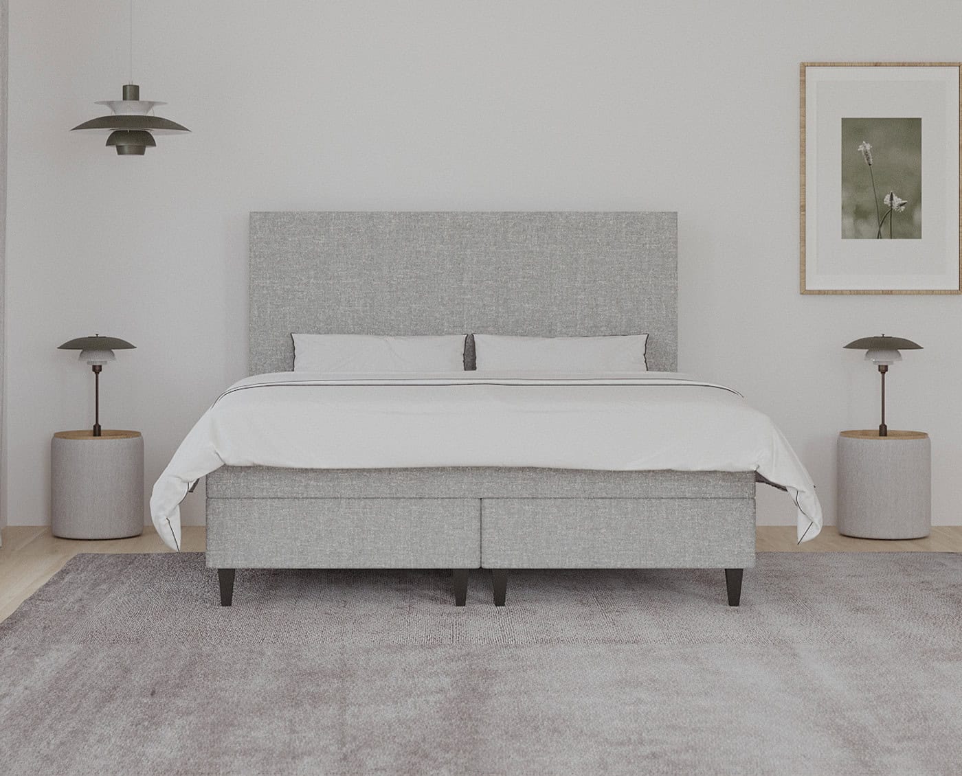 Elegantt dansk designveneværelse med specialfremstillet sengegavl i blødt gråt tekstil, komplet med moderne sengetøj, natbordslamper og minimalistiske vægkunstværker. Perfekt til åndelige sauna-stemninger og ekspertmøblering.