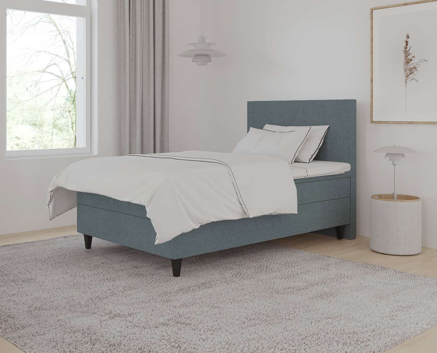 Elegant håndlavet seng i blå tekstil med soveværelseindretning, lysekanter og moderne design, perfekt til personlige boligprojekter.