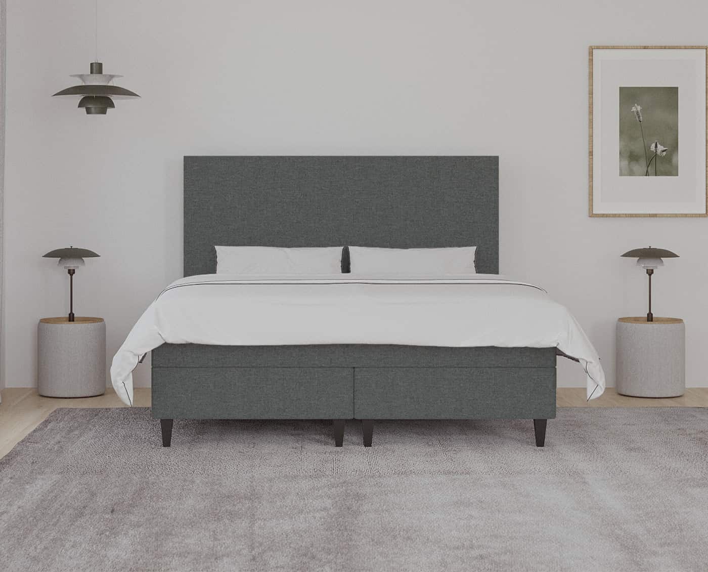 Elegantt, moderne seng med højkvalitets polstret hovedgærde i gråt tekstil, designet til komfort og stil i soveværelset. Perfekt til tilpassede soveværelsesindretninger.