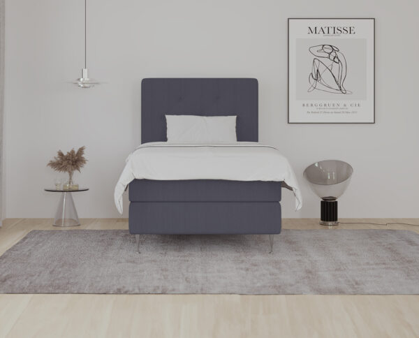 Håndlavet sengeramme i moderne design med blødt stof og elegant højde, tilpasset dine behov. Ideel til personligt tilpassede sengemiljøer og indretning.