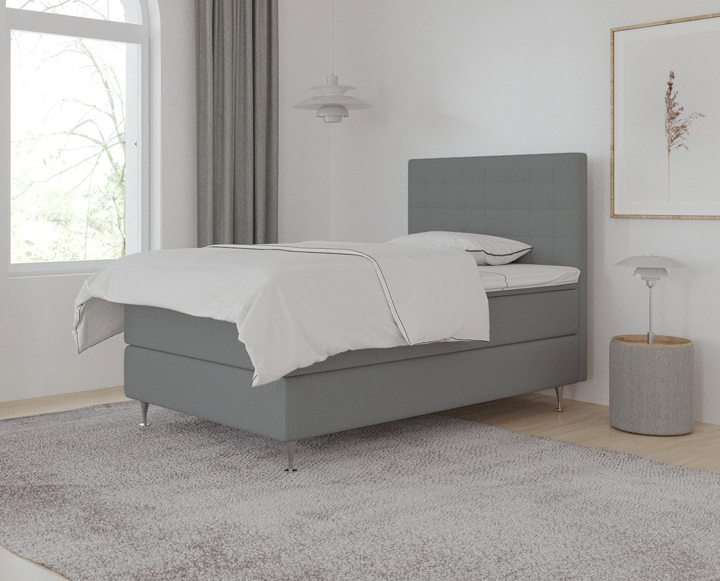 Senge med moderne gråt betræk og elegant design i et minimalistisk soveværelse.