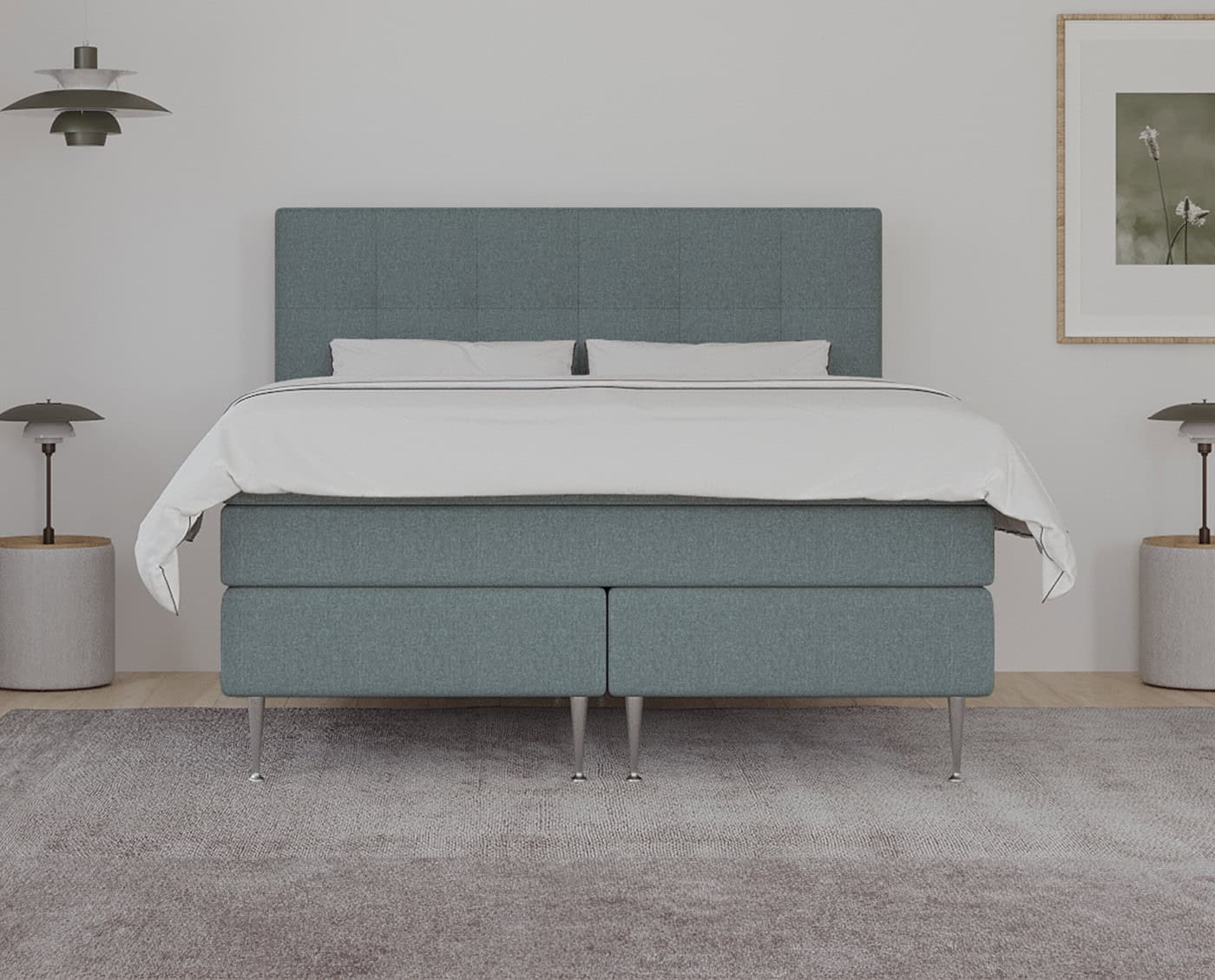 Unik dansk designet sengegavl og seng i moderne minimalistisk stil med blødt gråt-lyserødt tekstil, perfekt til kvalitets soveværelse arrangement.