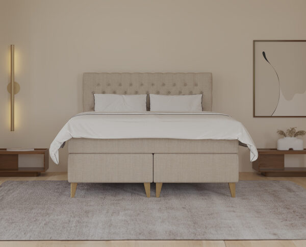 Sengeventil til soveværelse i moderne minimalistisk stil med beige polstret sengegavl og matchende sengetøj, flankeret af minimalistiske sideborde og elegant vægkunst, skabt til komfort og stil.