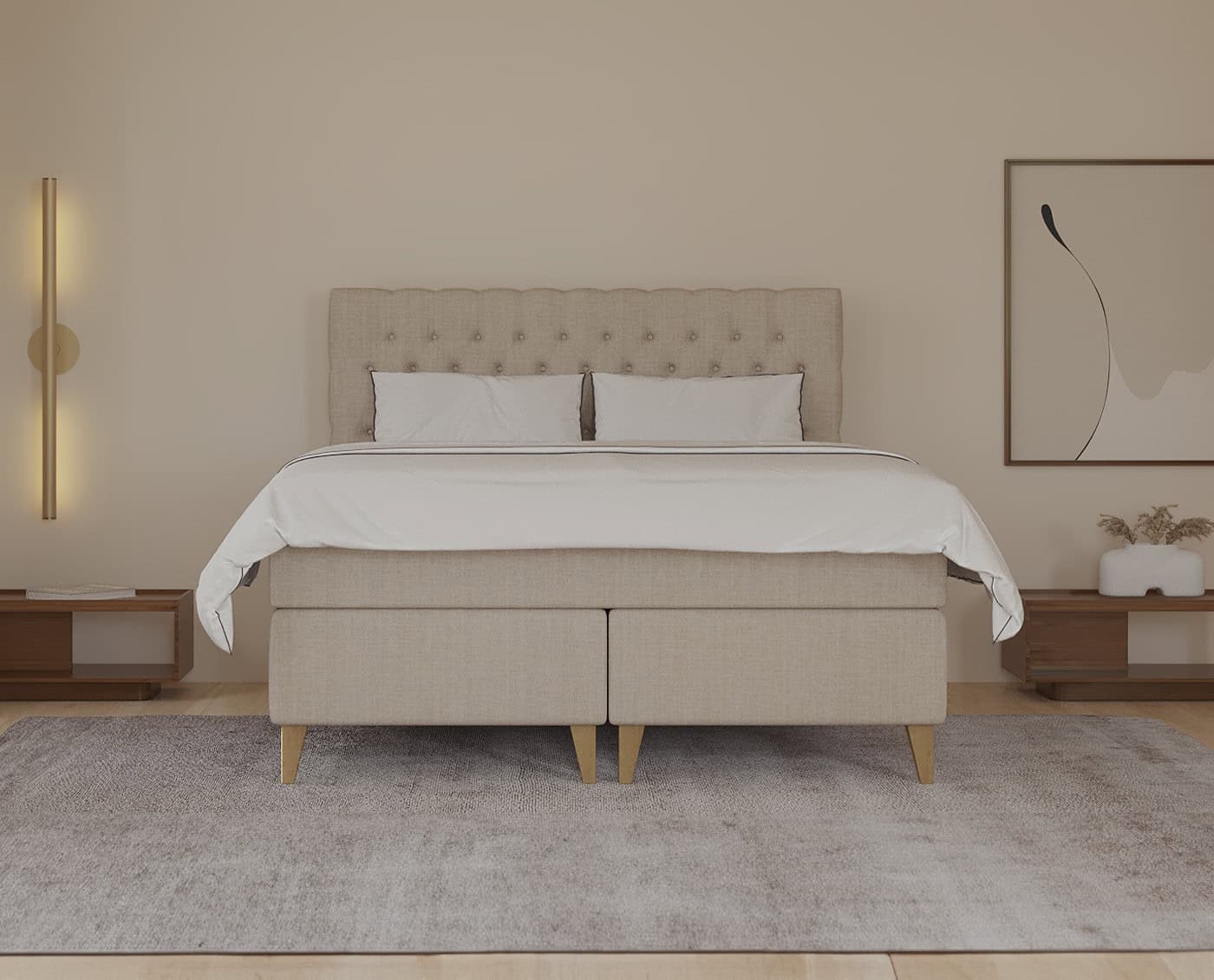 Sengeventil til soveværelse i moderne minimalistisk stil med beige polstret sengegavl og matchende sengetøj, flankeret af minimalistiske sideborde og elegant vægkunst, skabt til komfort og stil.