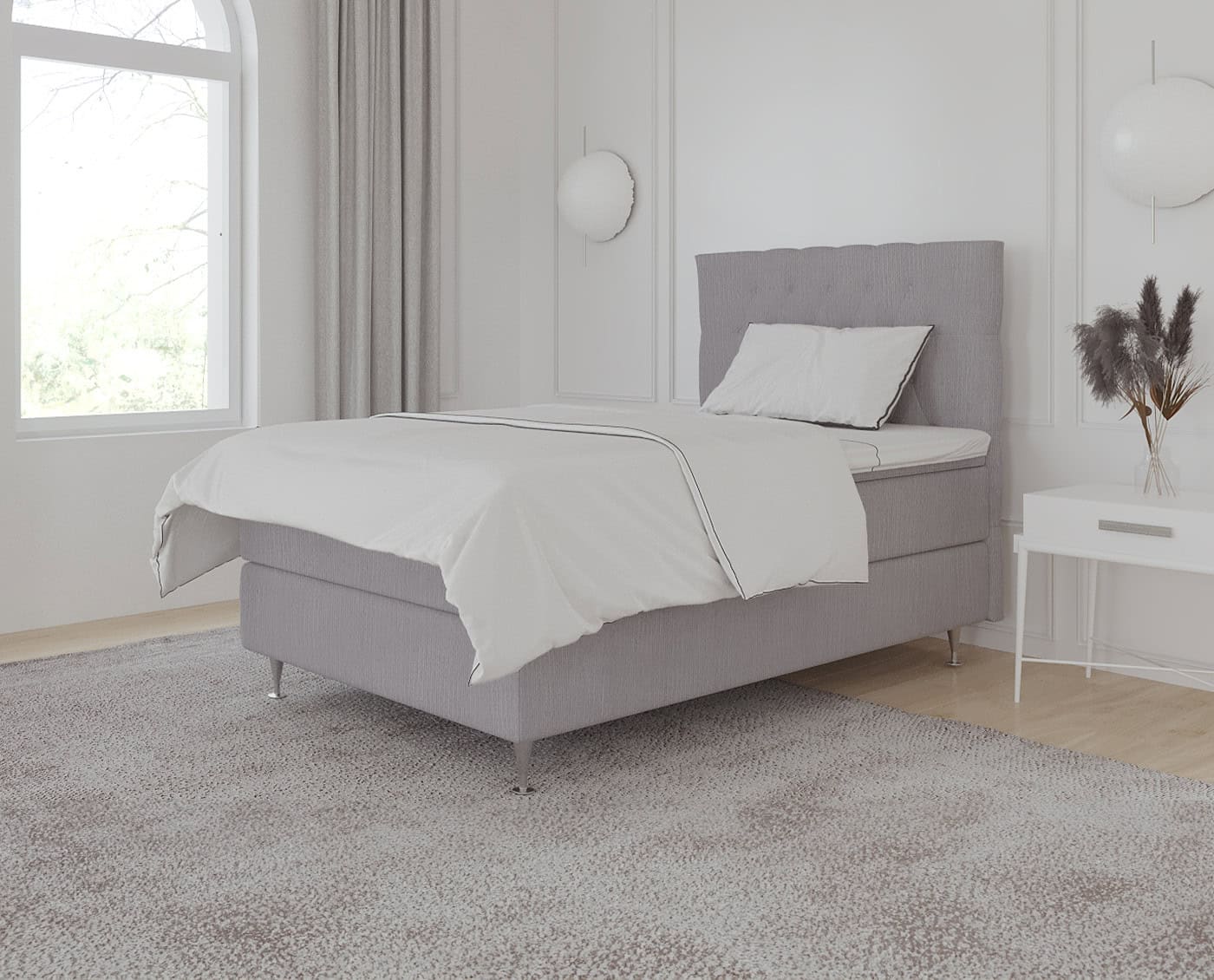 Elegant sengeramme i gråt med komfortabel madras, perfekt til skræddersyede senger i høj kvalitet. Skab en stilfuld og hyggelig soveplads med specialfremstillede senge fra SengeSnedkeren.