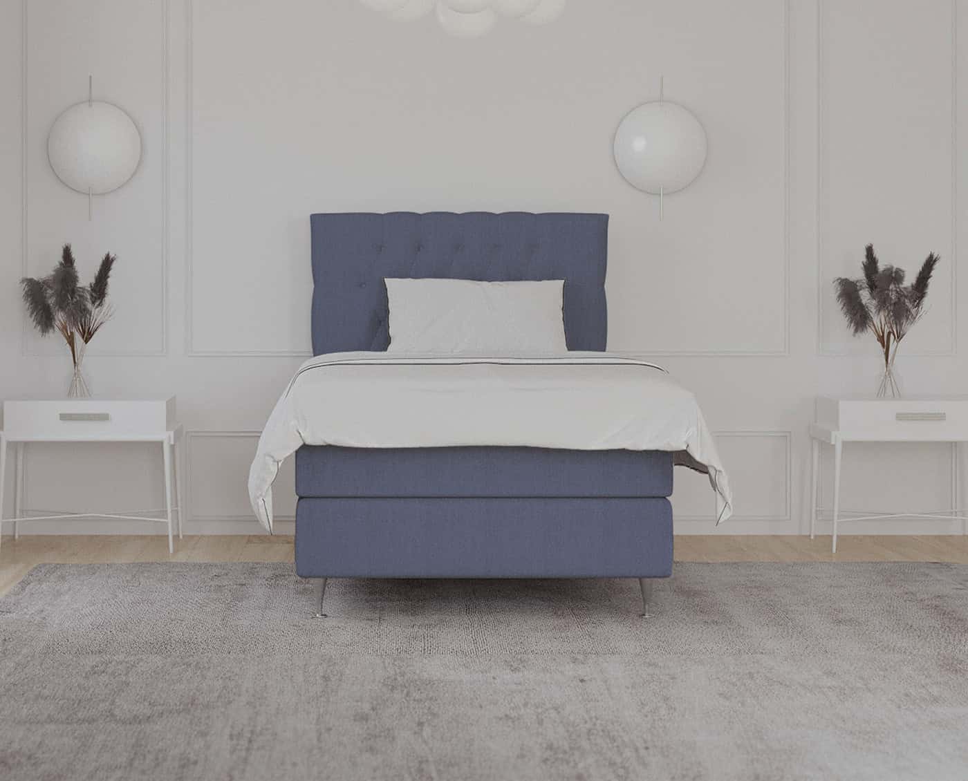 Seng med blå hovedgavl og enkelt soveværelseindretning, moderne design, tilpasset efter kundens ønsker, elegant og funktionelt.