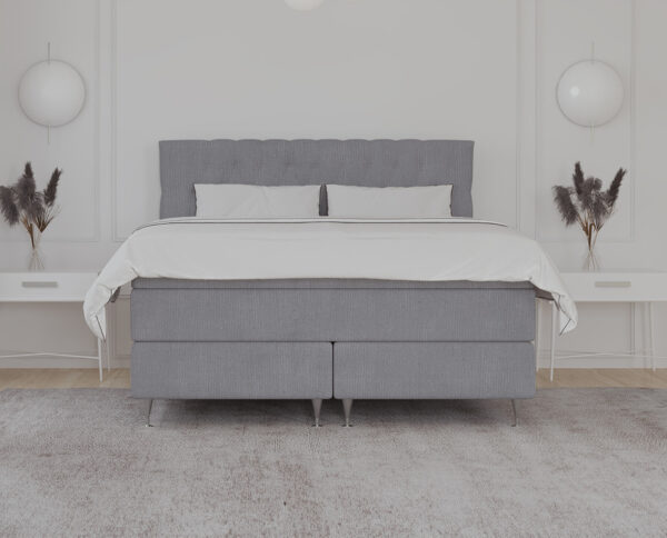 Elegantt senge med skræddersyet polsterhovedgavl i gråt uldtremøbler, perfekt til moderne soveværelser, specialfremstillet af SengesSnedkeren.