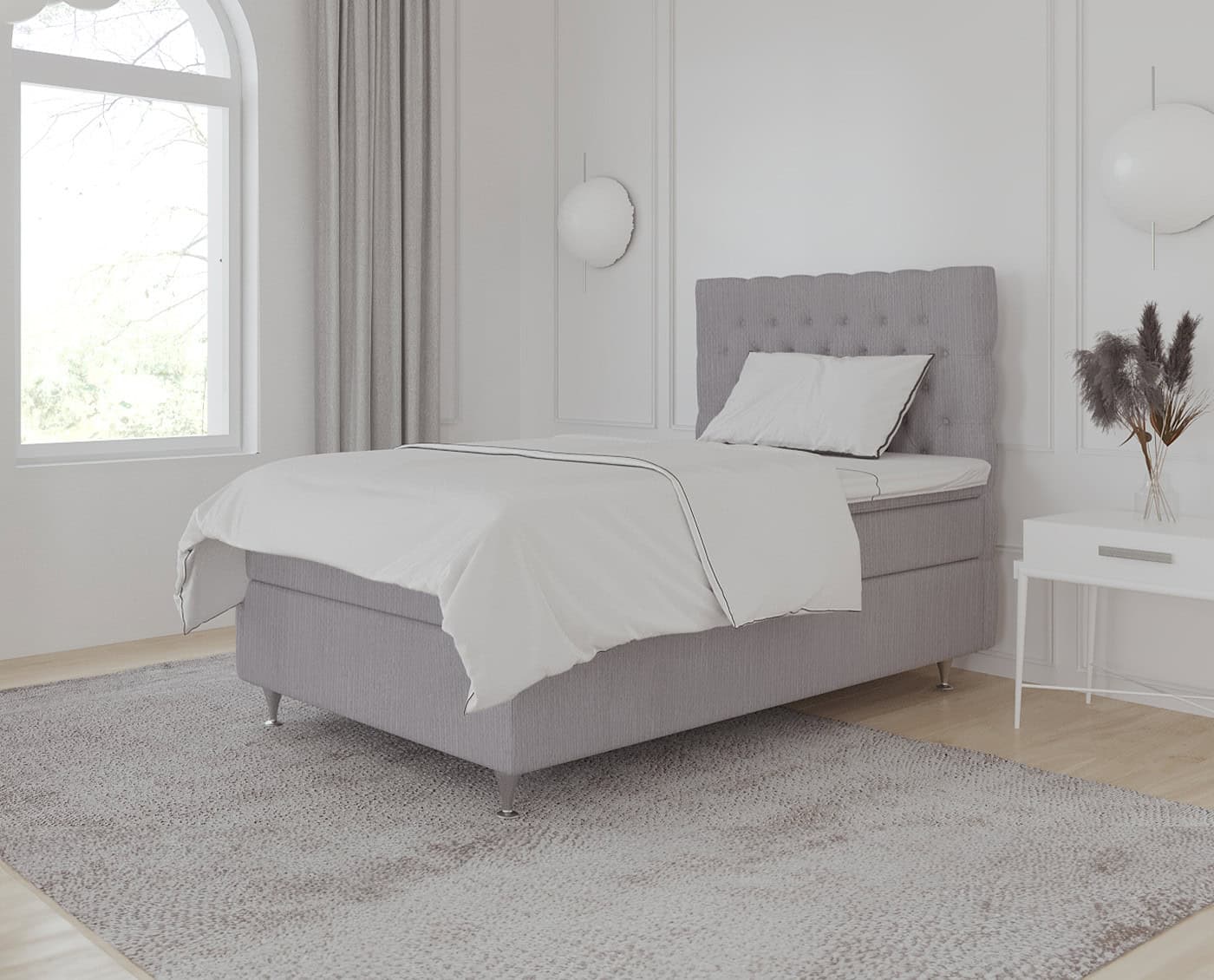 Elegantt, moderne seng i gråt med pude, i lyst værelse med store vinduer, neutral farvepalette. Perfekt til specialfremstillede senge, luksus og komfort.