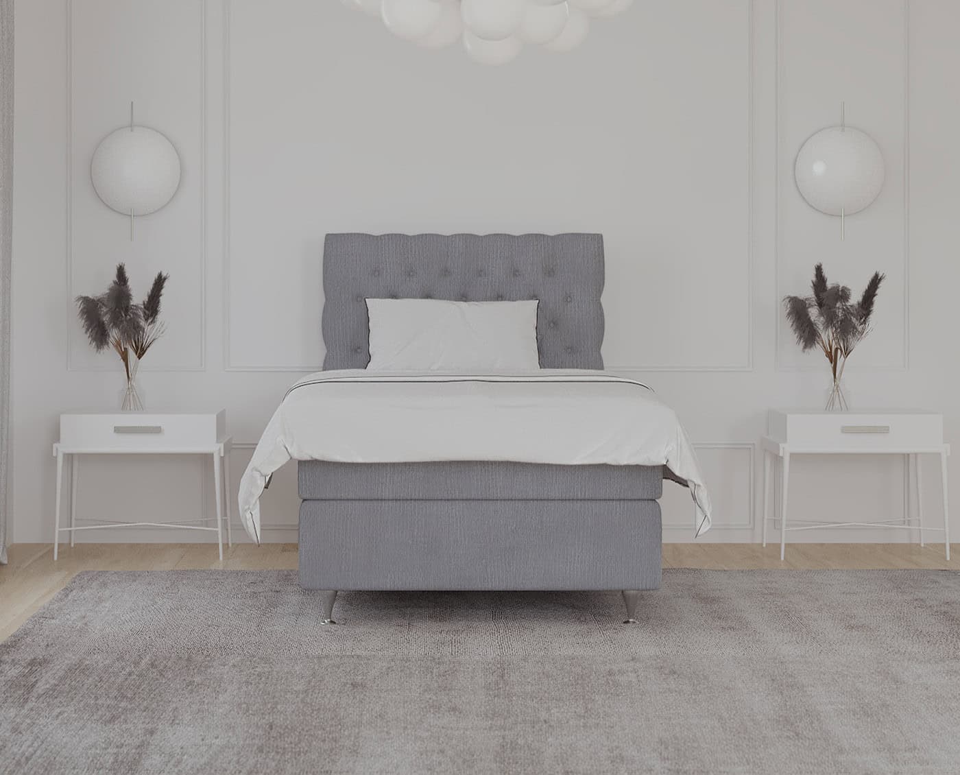 Elegantt soveværelsesdesign med specialfremstillet seng i gråt stof, matchende sengegavl, hvide natborde og dekorative vaser med tørrede blomster på elegant vægpanel.