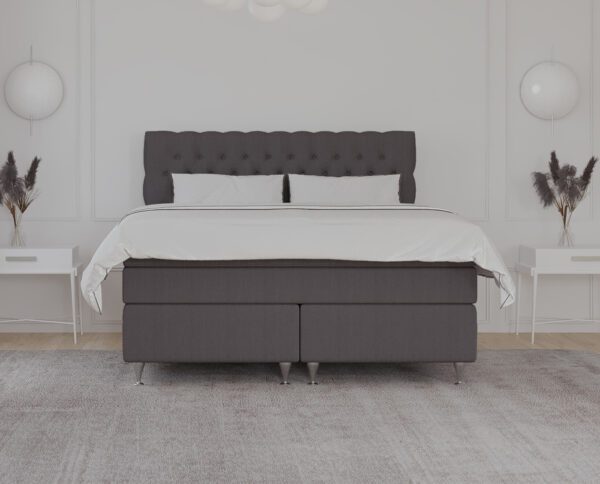 Senge i moderne grå stof med komfortabelt hovedgærde, indrettet i et stilfuldt soveværelse med minimalistisk design og matchende sengebord, ideelt til skandinavisk boligstil.