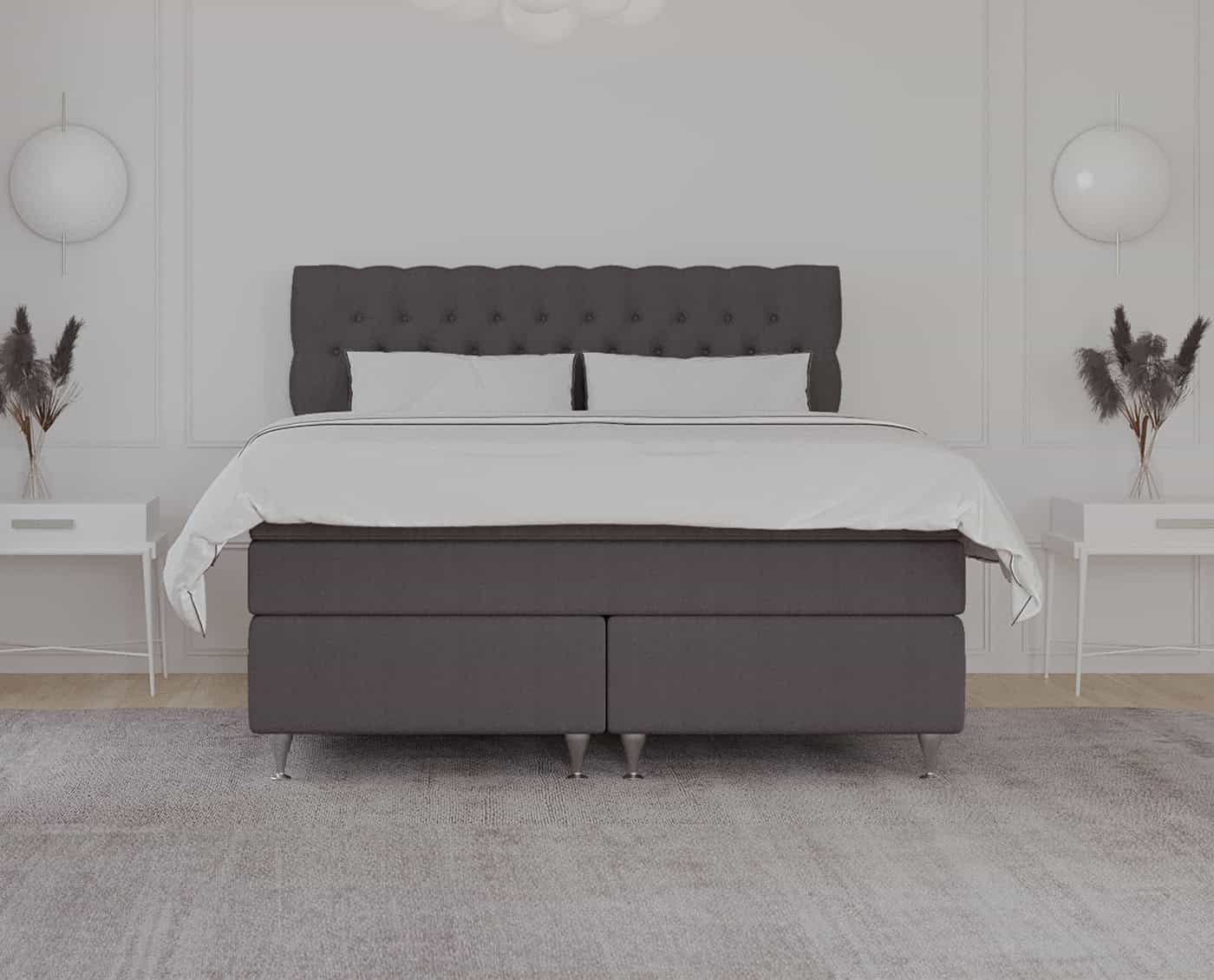 Senge i moderne grå stof med komfortabelt hovedgærde, indrettet i et stilfuldt soveværelse med minimalistisk design og matchende sengebord, ideelt til skandinavisk boligstil.