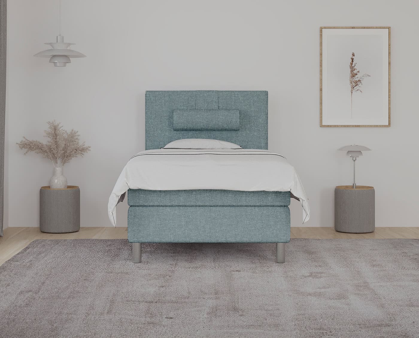 Senge med blå stoframme, moderne design og skræddersyet madrass i et minimalistisk soveværelse.