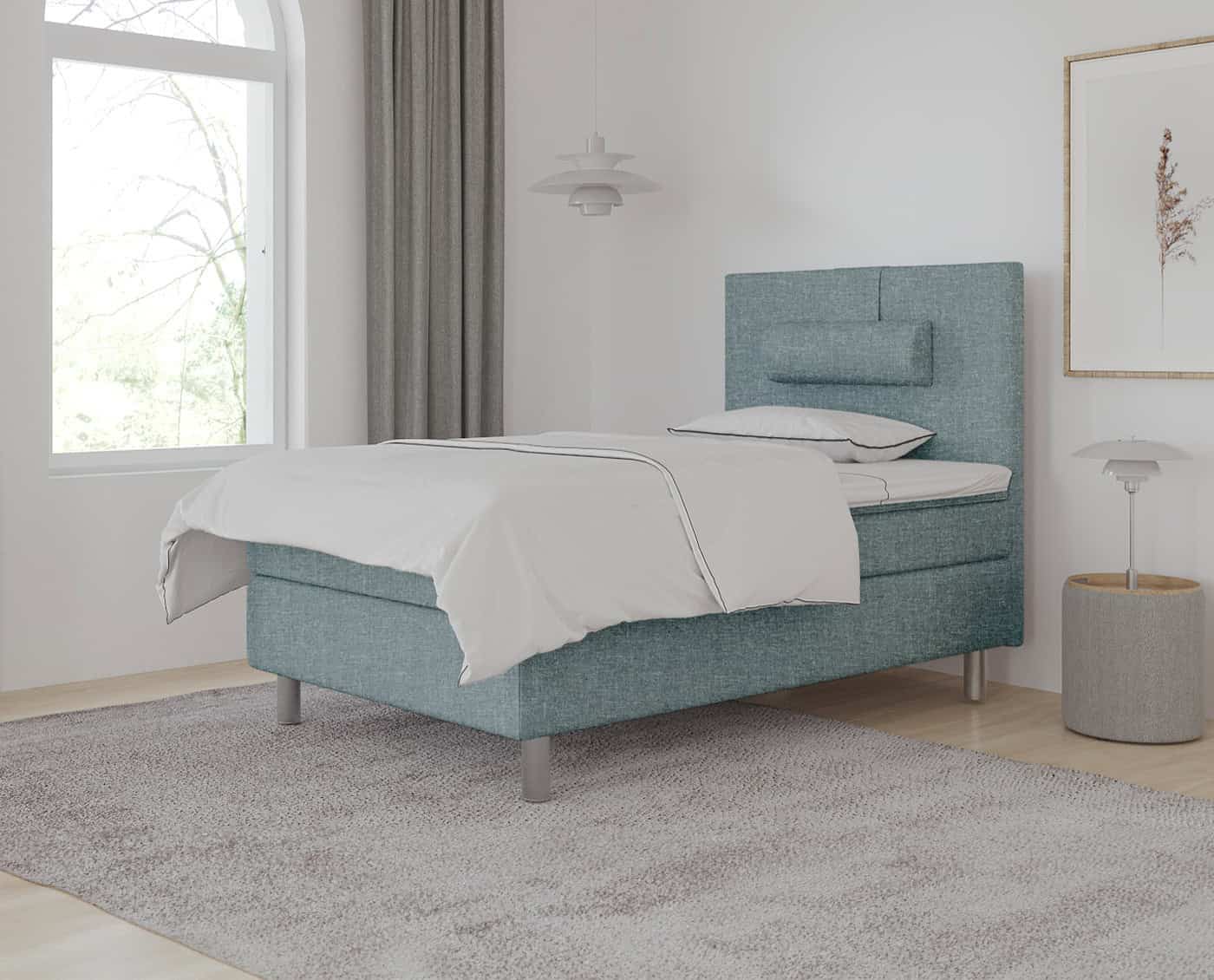 Senge fra SengeSnedkeren i moderne nordisk stil med komfortabelt blåligt tekstil, perfekt til stilfulde soveværelser. Håndlavet, skræddersyet og designet til at skabe hygge og funktionalitet.