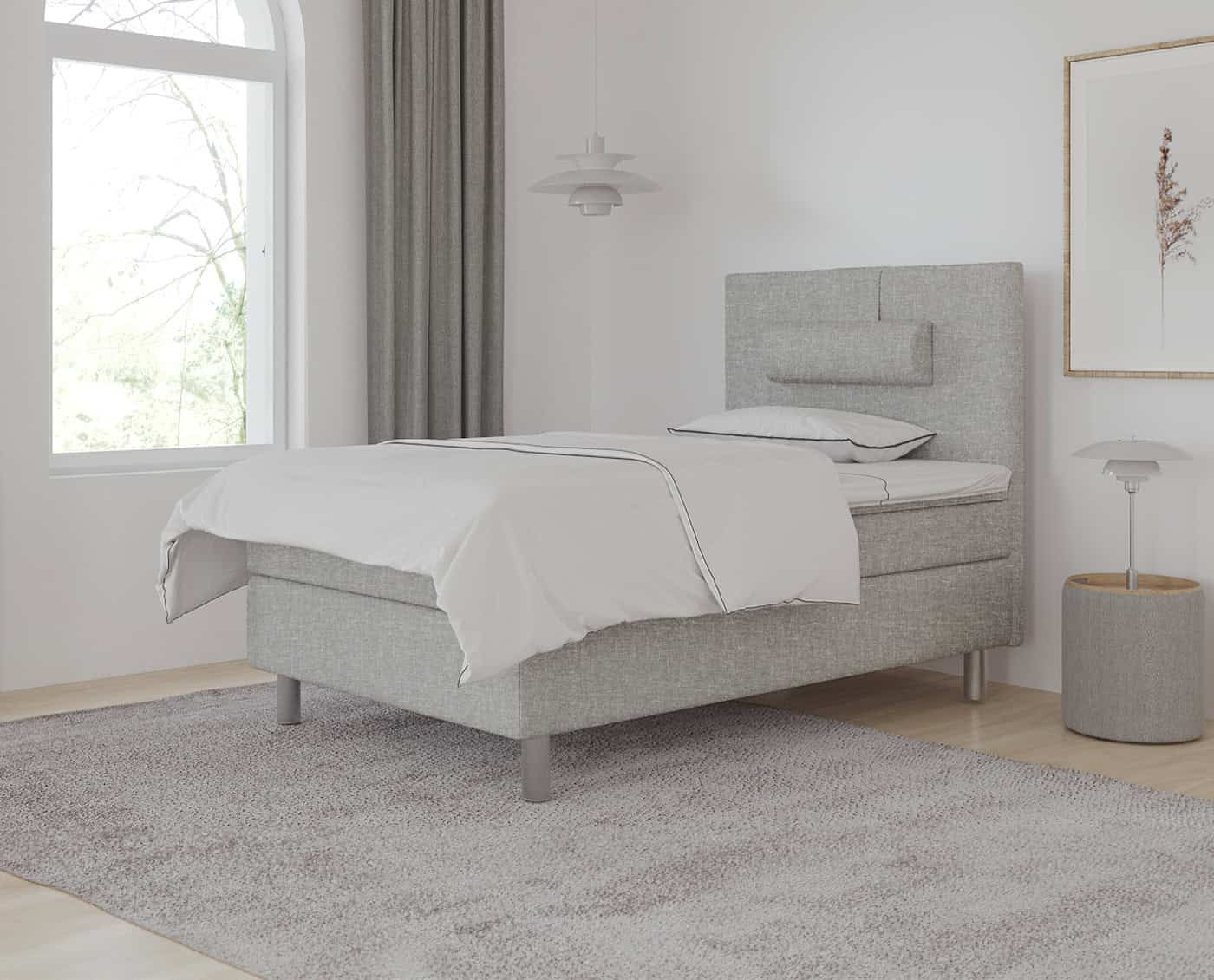 Høj kvalitet seng med moderne design, skræddersyet tilpasset til soveværelset, fremstillet af dansk snedkerhåndværk, perfekt til komfort og stil.