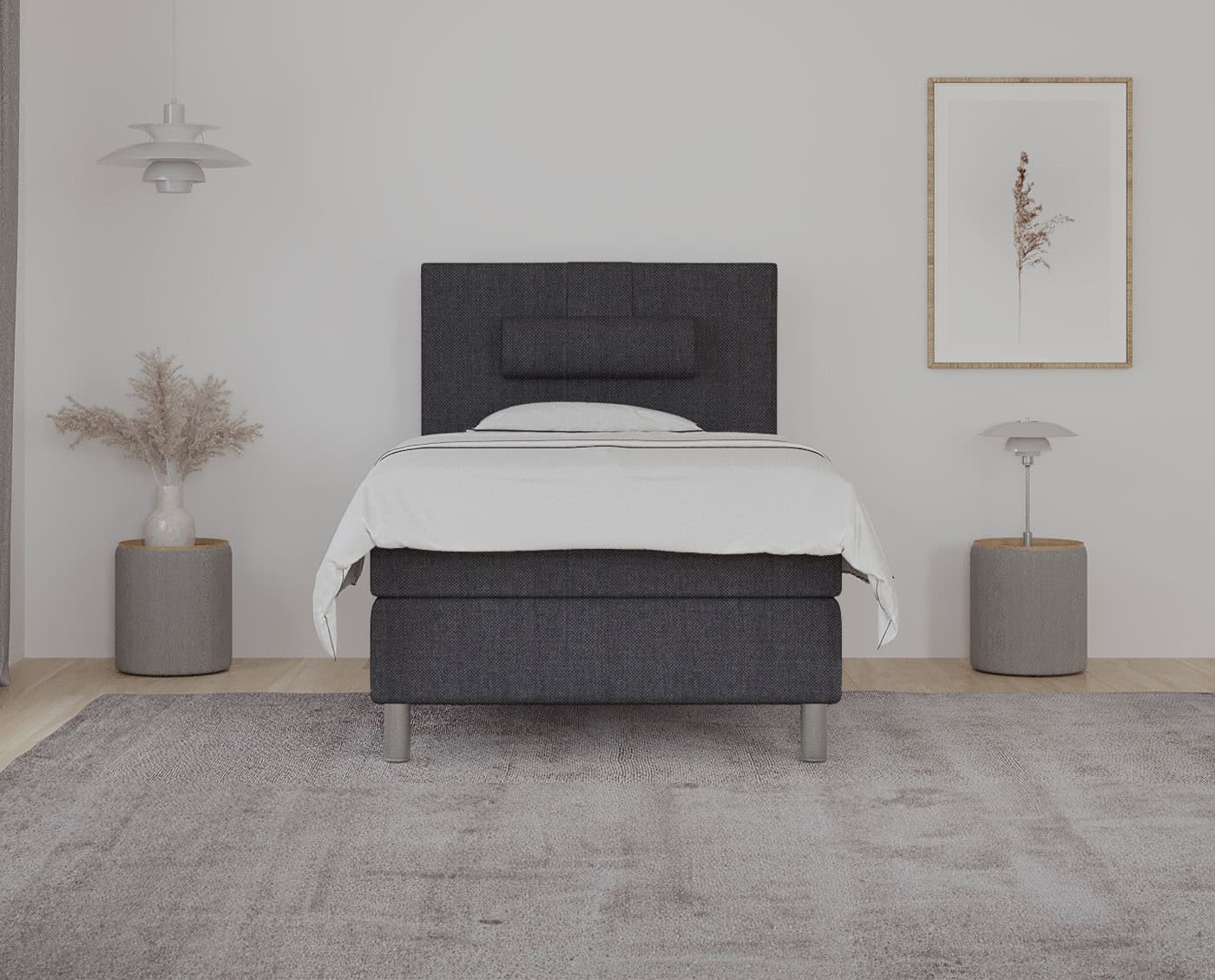 Beklædt sort træramme seng i minimalistisk soveværelse med hvide vægge og naturlige dekorationer.