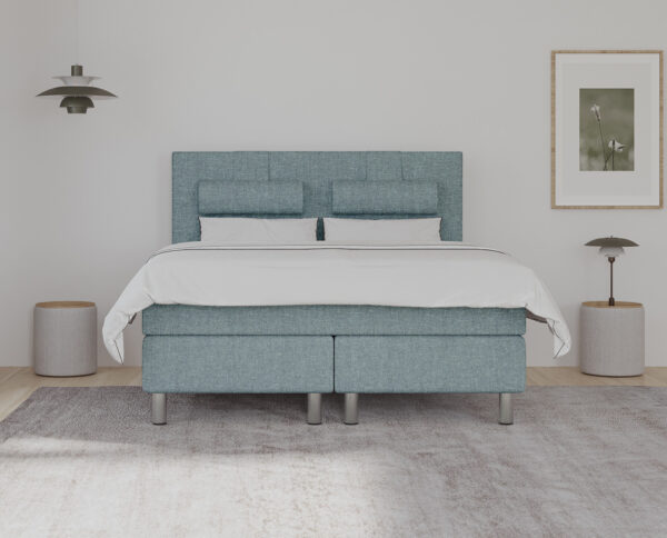 Moderne sengegavl i blå tekstur, perfekt til skandinavisk soveværelseindretning, med matched sengebund og stilfulde natborde med lamper. Ideel til tilpasning og unik sengemøbel design.