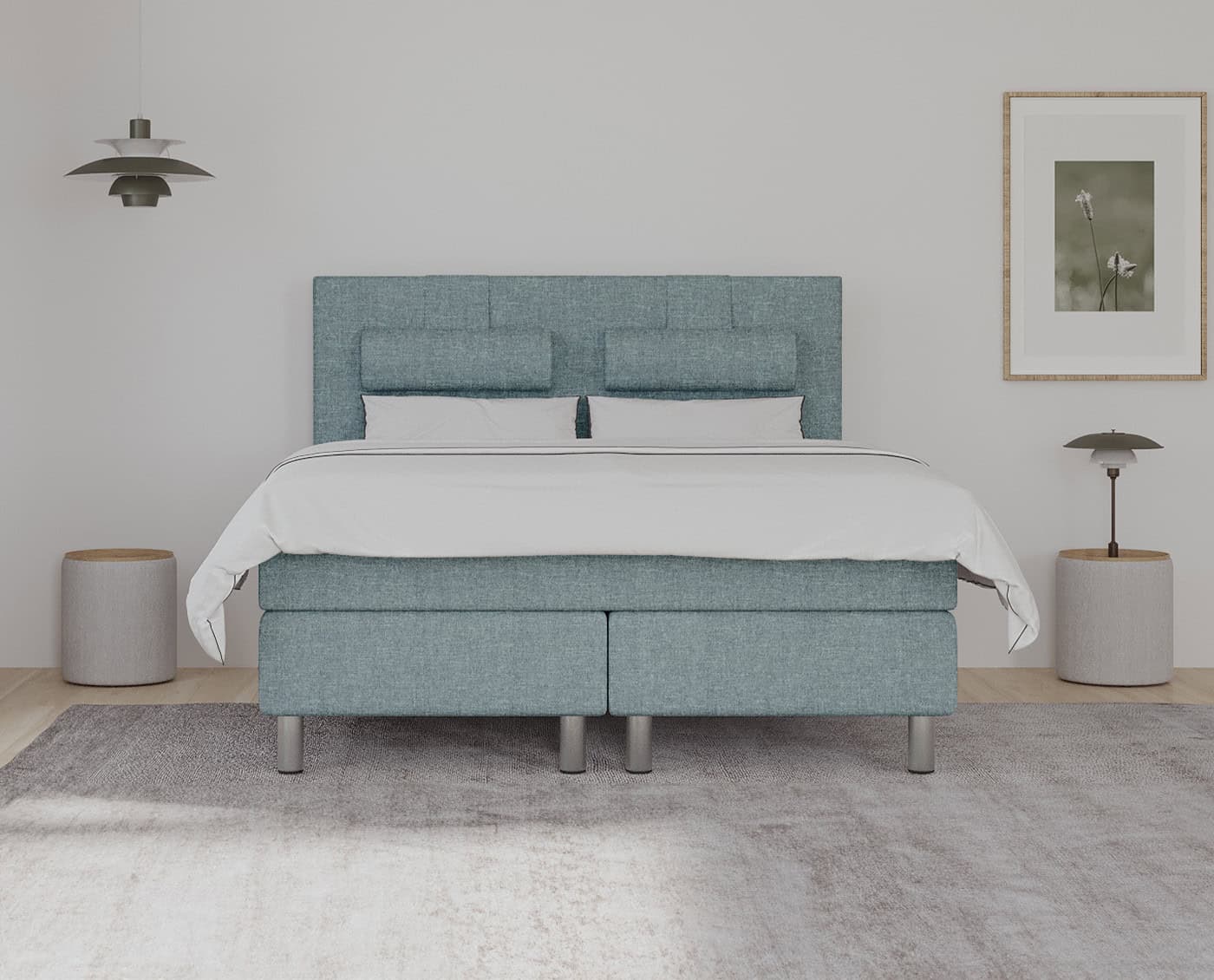 Moderne sengegavl i blå tekstur, perfekt til skandinavisk soveværelseindretning, med matched sengebund og stilfulde natborde med lamper. Ideel til tilpasning og unik sengemøbel design.