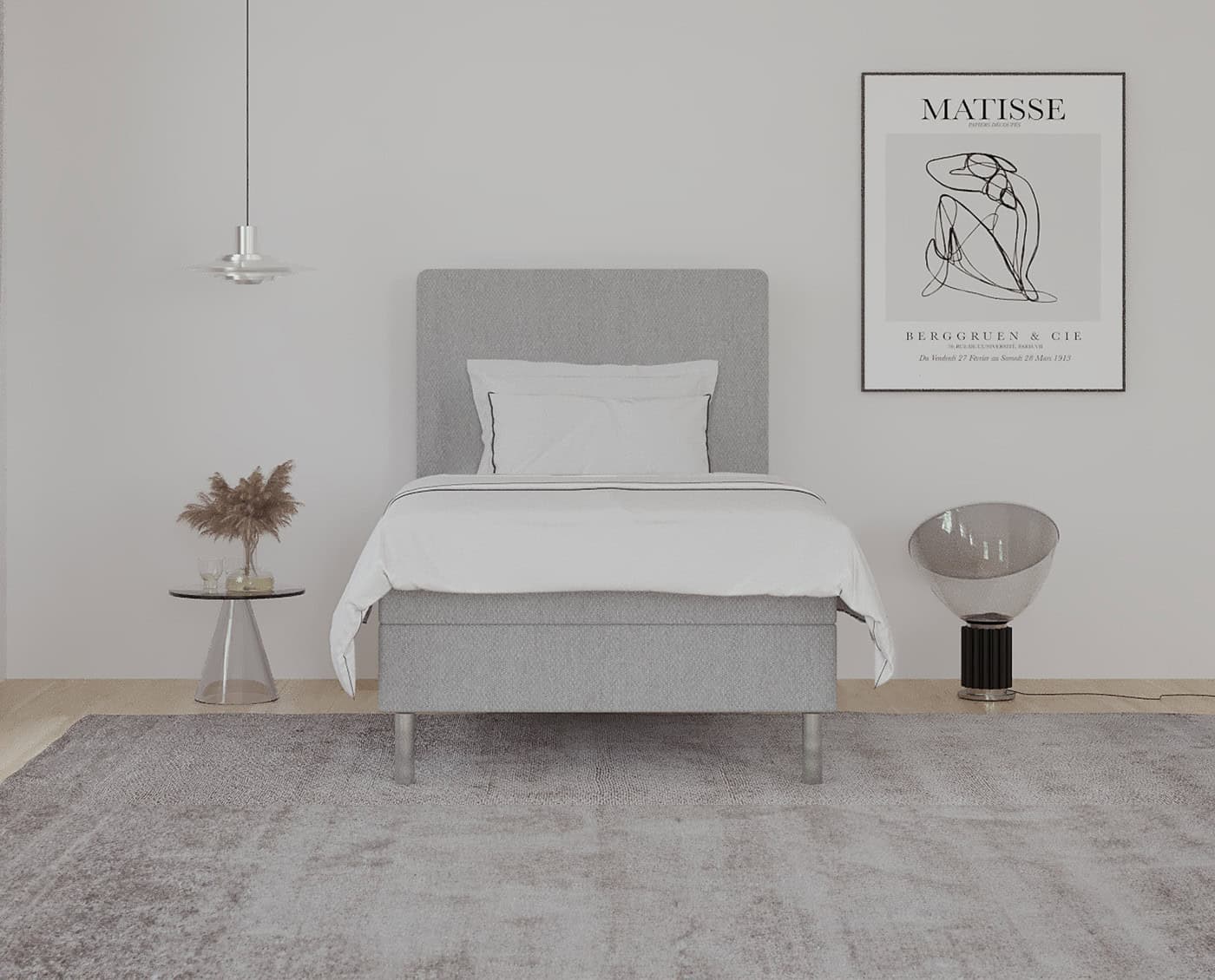 Elegantt soveværelse med speciallavet sengeramme i stof, minimalistisk vægkunst og moderne sideborde, skabt af Sengesnedkeren for optimal søvnkomfort og stilfuld indretning.