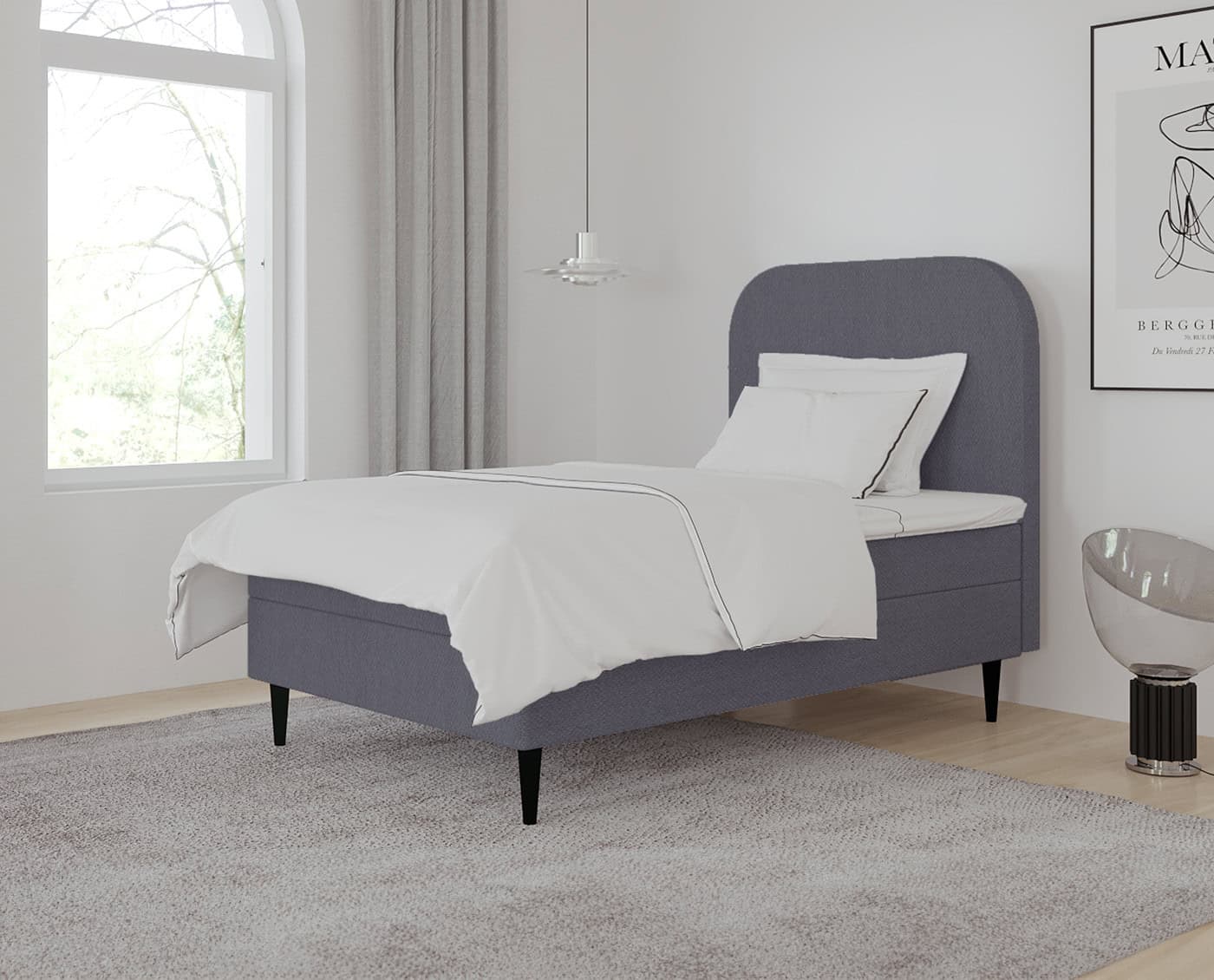 Elegantt soveværelsesdesign med specialfremstillet seng i blåt stof, store vinduer og minimalistisk indretning, perfekt til moderne hjem.